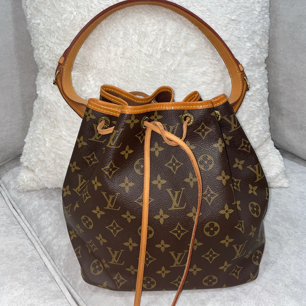 ♥️ SOLD♥️ Authentic LV Petit Noe